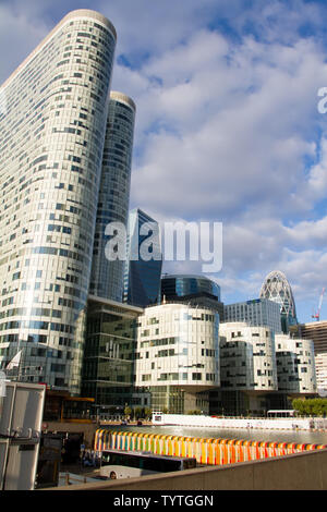 Paris, France - 10 juillet 2018 : Vue de dessous le verre des gratte-ciel du quartier des affaires de Paris La Défense contre un blue cloudy sky Banque D'Images