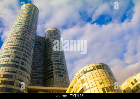 Paris, France - 10 juillet 2018 : Vue de dessous le verre des gratte-ciel du quartier des affaires de Paris La Défense contre un blue cloudy sky Banque D'Images