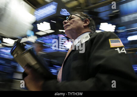 Traders travailler sur le parquet de la Bourse à la cloche d'ouverture à la Bourse de New York sur Wall Street à New York City le 16 juillet 2018. Stocks américains commencent à commercer à plat sur le jour où le Président Donald Trump et Vladimir Poutine ont prévu de tenir une conférence de presse commune lundi après leur réunion à Helsinki, Finlande. Photo de John Angelillo/UPI Banque D'Images