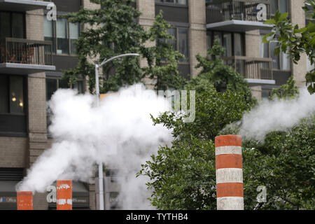 Con Edison-rouge et blanc piles vapeur vapeur Vapeur d'aération par le bas la rue à 4 pâtés de maisons de la place d'un tuyau de vapeur explosion à New York le 21 juillet 2018. Nettoyer continue deux jours après un tuyau de vapeur a explosé sous la Cinquième Avenue à Manhattan, l'explosion se douchait le quartier Flatiron avec de l'amiante et de vase et les blocs du quartier est restée bouclée samedi laissant les résidents et les travailleurs qui ne sont pas en mesure de revenir. Personne n'a été gravement blessé dans l'explosion. Photo de John Angelillo/UPI Banque D'Images