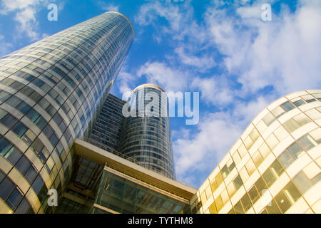 Paris, France - 10 juillet 2018 : Vue de dessous le verre des gratte-ciel du quartier des affaires de Paris La Défense contre un blue cloudy sky Banque D'Images