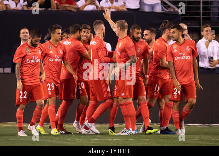 Marco Asensio (20) du Real Madrid fête son but avec ses coéquipiers dans le premier semestre contre les Roms dans l'International Champions Cup à MetLife Stadium à East Rutherford, NJ, le 7 août 2018. Photo de Chris UPI/Szagola Banque D'Images