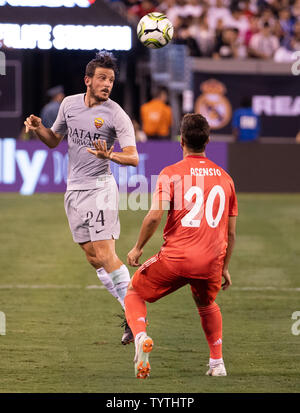 Alessandro Florenzi chefs des Roms la balle passé Marco Asensio du Real Madrid dans la première moitié de l'International Champions Cup à MetLife Stadium à East Rutherford, NJ, le 7 août 2018. Photo de Chris UPI/Szagola Banque D'Images