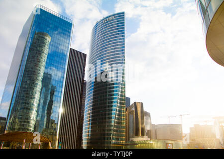 Paris, France - 10 juillet 2018 : Vue de dessous le verre des gratte-ciel du quartier des affaires de Paris La Défense contre un blue cloudy sky Banque D'Images