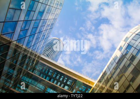 Paris, France - 10 juillet 2018 : Vue de dessous le verre des gratte-ciel du quartier des affaires de Paris La Défense contre un blue cloudy sky Banque D'Images