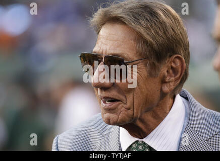 Jets de New York Hall of Fame quarterback Joe Namath se dresse sur le terrain avant les New York Giants jouer les New York Jets à MetLife Stadium à East Rutherford, New Jersey le 24 août 2018. Photo de John Angelillo/UPI Banque D'Images