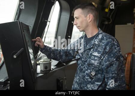 La base navale de Changi, Singapour (29 novembre 2016) Maître de 2e classe Thomas Scarborough effectue le contrôle en cours sur le système de navigation à bord du USS Coronado (LCS) 4. En ce moment à tour de déploiement à l'appui de l'Asia-Pacific rééquilibrer, Coronado est un navire de guerre rapide et agile sur mesure pour patrouiller les eaux littorales de la région et travailler à coque coque avec des marines, partenaire fournissant 7e flotte avec les capacités flexibles dont elle a besoin maintenant et dans l'avenir. Banque D'Images