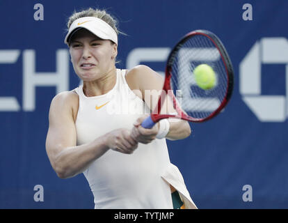 Eugénie Bouchard du Canada frappe un revers à l'harmonie Tan de la France au tribunal 12 au premier tour à l'US Open 2018 Tennis Championships à l'USTA Billie Jean King National Tennis Center à New York le 28 août 2018. Photo de John Angelillo/UPI Banque D'Images