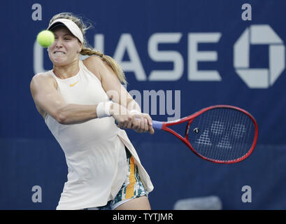 Eugénie Bouchard du Canada frappe un revers à l'harmonie Tan de la France au tribunal 12 au premier tour à l'US Open 2018 Tennis Championships à l'USTA Billie Jean King National Tennis Center à New York le 28 août 2018. Photo de John Angelillo/UPI Banque D'Images