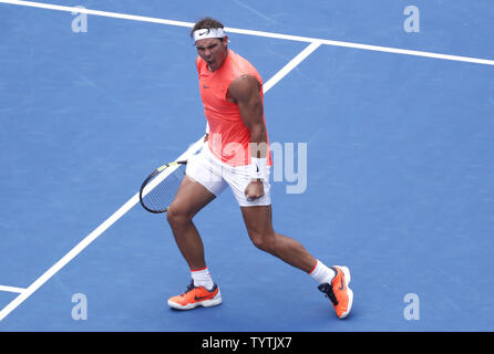 Rafael Nadal d'Espagne réagit après match point dans son ensemble 4 4ème tour victoire sur Nikoloz Basilashvili de la Géorgie dans l'Arthur Ashe Stadium à l'US Open 2018 Tennis Championships à l'USTA Billie Jean King National Tennis Center à New York le 2 septembre 2018. Photo de John Angelillo/UPI Banque D'Images