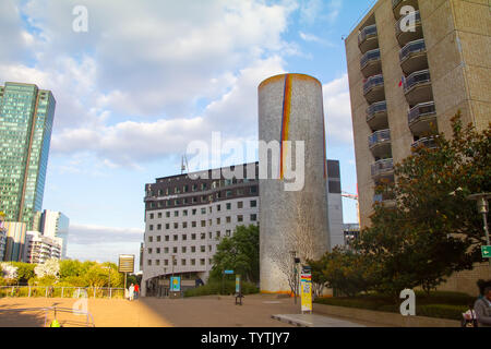 Paris, France - 10 juillet 2018 : objet d'art et de nombreux gratte-ciel dans la rue principale du quartier d'affaires La Defense in Paris Banque D'Images