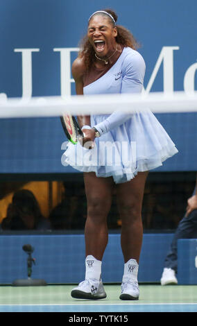 Serena Williams, de l'USA réagit après avoir perdu un point à Kaia Kanepi d'Estonie dans le deuxième ensemble de leur quatrième match à Arthur Ashe Stadium à l'US Open 2018 Tennis Championships à l'USTA Billie Jean King National Tennis Center à New York le 2 septembre 2018. Monika Graff/UPI Banque D'Images