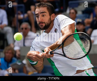 Marin Cilic de Croatie renvoie un shot de Kei Nishikori du Japon dans leur quart de finale de l'Arthur Ashe Stadium en 2018 à l'US Open Tennis Championships à l'USTA Billie Jean King National Tennis Center à New York le 5 septembre 2018. Photo par Ray Stubblebine/UPI Banque D'Images