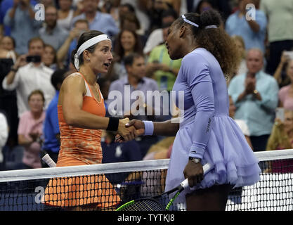 Serena Williams, de l'serre la main de Anastasija Sevastova (gauche) de la Lettonie après qu'elle l'a battue en 5 sets dans leur demi-finale de l'Arthur Ashe Stadium en 2018 à l'US Open Tennis Championships à l'USTA Billie Jean King National Tennis Center à New York le 6 septembre 2018. Photo par Ray Stubblebine/UPI Banque D'Images