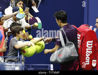 Kei Nishikori, signe des autographes du Japon après sa défaite 5 sets à Novak Djokovic de Serbie dans sa demi-finale de l'Arthur Ashe Stadium en match à l'US Open 2018 Tennis Championships à l'USTA Billie Jean King National Tennis Center à New York le 7 septembre 2018. Photo de John Angelillo/UPI Banque D'Images