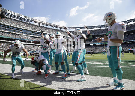 Les joueurs des Dolphins de Miami célèbrent l'Albert Wilson 29 verges au 2ème trimestre contre les Jets de New York de la semaine 2 de la NFL saison au stade MetLife à East Rutherford, New Jersey le 16 septembre 2018. Photo de John Angelillo/UPI Banque D'Images
