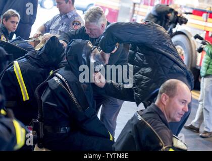 Les membres du Service des incendies de New York, l'équipe de matières dangereuses se préparer à aider les soldats de Ft du 59e Compagnie CBRN du tambour pendant un exercice de formation conjointe tenue à l'École de pompiers FDNY sur Roosevelt Island, NY, le 29 novembre 2016. L'exercice a été mené par l'armée américaine et FDNY au Nord sous la supervision de Commandement du Nord des États-Unis et fournit des soldats et les premiers intervenants l'expérience unique de l'exploitation d'ensemble dans une grande ville métropolitaine. Banque D'Images