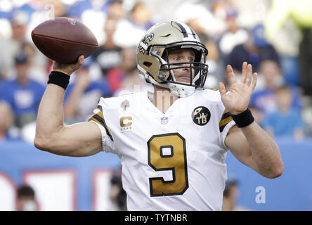 New Orleans Saints Drew Brees lance une passe au premier semestre contre les Giants de New York au cours de la semaine 4 de la NFL saison au stade MetLife à East Rutherford, New Jersey le 30 septembre 2018. Les Saints défait les géants 33-18. Photo de John Angelillo/UPI Banque D'Images