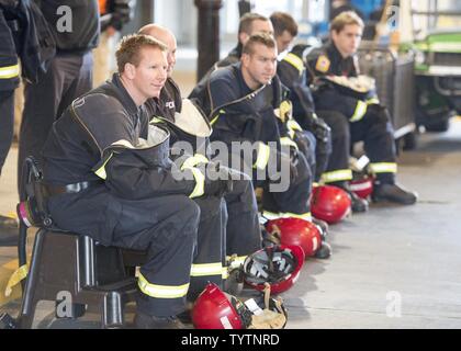 Les membres du Service des incendies de New York, l'équipe de matières dangereuses se préparer à aider les soldats de Ft du 59e Compagnie CBRN du tambour pendant un exercice de formation conjointe tenue à l'École de pompiers FDNY sur Roosevelt Island, NY Le 29 novembre 2016. L'exercice a été mené par l'armée américaine et FDNY au Nord sous la supervision de Commandement du Nord des États-Unis et fournit des soldats et les premiers intervenants l'expérience unique de l'exploitation d'ensemble dans une grande ville métropolitaine. (Ministère de la Défense Banque D'Images