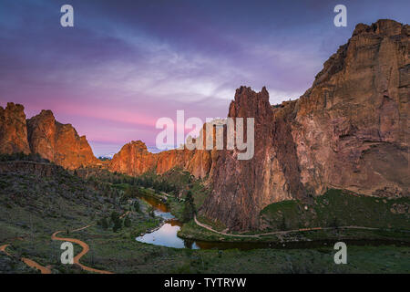 Smith Rock State Park est un parc d'État américain situé dans le centre de l'Oregon's High Desert près des communautés de Redmond et Terrebonne. Son seul clif Banque D'Images