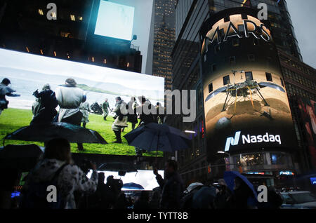 Écouter et regarder les fêtards du vaisseau spatial de la NASA InSight atterrit sur Mars en dehors de l'indice Nasdaq Marketplace dans Times Square à New York City le 26 novembre 2018. Vaisseau spatial de la NASA a atterri sur Mars InSight pour commencer son étude de deux ans sur notre planète voisine à la base. C'est le premier atterrissage sur Mars de la NASA depuis le rover Curiosity s'est posé en 2012. Photo de John Angelillo/UPI Banque D'Images