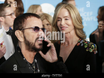 Ringo Starr et Barbara Bach arrivent sur le tapis rouge à la 14e Conférence annuelle de l'UNICEF Snowflake Ball le 27 novembre 2018 à New York. Photo de John Angelillo/UPI Banque D'Images