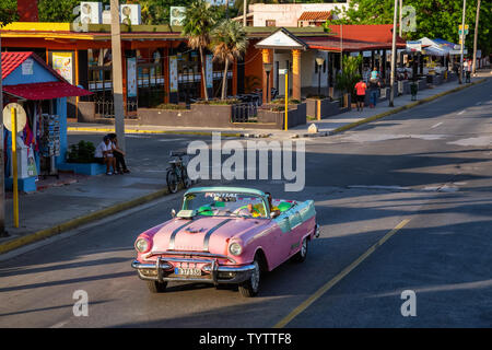 Varadero, Cuba - 8 mai 2019 : Vue aérienne de au-dessus de vieux classique Taxi voiture roulant dans la rue pendant une soirée ensoleillée. Banque D'Images