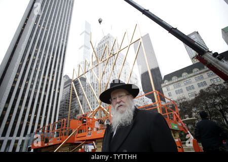 Directeur de l'organisation de jeunesse Lubavitch Parrain du monde Plus Grand Rabbin Chmouel Butman Menorah est assemblée de la plus grande Menorah conclut dans célébration de Hanoucca (Hanoukka) à l'extérieur de l'hôtel Plaza sur la 5e Avenue à New York le 30 novembre 2018. La menorah est certifié par Guinness World Records comme le plus grand. Photo de John Angelillo/UPI Banque D'Images