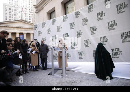 La jeune fille intrépide statue attend d'être dévoilée à son nouvel emplacement à l'extérieur de la bourse avant l'ouverture d'une sonnerie au New York Stock Exchange sur Wall Street à New York City le 10 décembre 2018. La statue en bronze d'une jeune fille debout avec ses mains sur ses hanches a été déplacé à l'université Bowling Green Park, où elle se tenait à travers l'emblématique "en charge Bull' pour plus d'un an, à une place à l'extérieur de la Bourse de New York. Le bureau du maire de New York a déclaré en avril que la statue est de poster à l'extérieur de la bourse serait son 'long terme' accueil. Photo de John Angelillo/UPI Banque D'Images