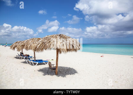 Varadero, Cuba - 8 mai 2019 : magnifique vue panoramique sur la plage de sable sous un parapluie à l'ombre pendant une journée ensoleillée. Banque D'Images