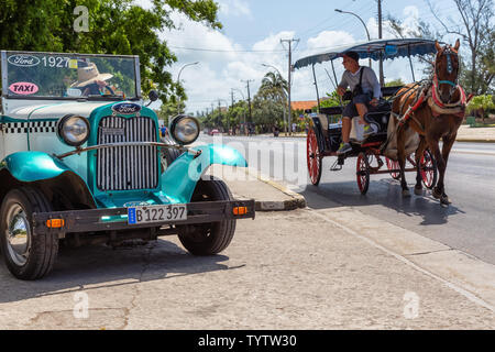 Varadero, Cuba - 8 mai 2019 : classique vieille voiture de taxi dans la rue pendant une journée ensoleillée. Banque D'Images