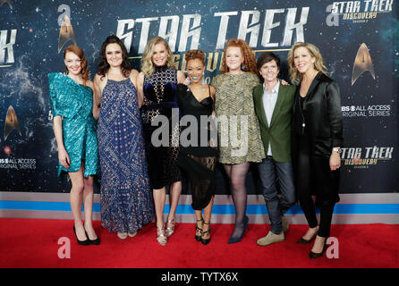 Emily Coutts, Mary Chieffo, Rebecca Romijn, Sonequa Martin-Green, Mary, Wiseman et Tig Notaro arrivent sur le tapis rouge à la 'Star Trek : Discovery' Saison 2 Premiere au Conrad New York le 17 janvier 2019 à New York. Photo de John Angelillo/UPI Banque D'Images