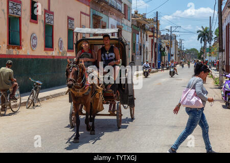 Cardenas, Cuba - 11 mai 2018 : équitation calèche dans les rues d'une vieille ville cubaine près de Varadero au cours d'une journée ensoleillée. Banque D'Images