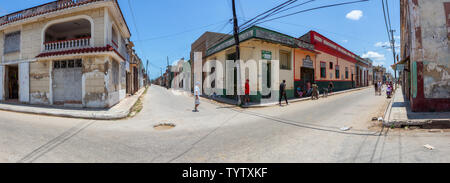 Cardenas, Cuba - 11 mai 2018 : vue panoramique vue sur la rue d'une vieille ville cubaine près de Varadero au cours d'une journée ensoleillée. Banque D'Images