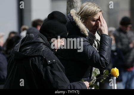 En deuil réagir lorsqu'ils déposent des fleurs au des miroirs d'eau à l'assemblée annuelle de la cérémonie du souvenir au Mémorial National du 11 septembre et Musée à l'occasion du 26e anniversaire de l'attentat contre le World Trade Center de 1993 qui a tué plus de 1 000 blessés et six sur 26 février 2019 dans la ville de New York. Dans le cadre de la cérémonie, les membres des familles des victimes lire à haute voix leurs noms et lieu roses à leurs noms sur le monument. Photo de John Angelillo/UPI Banque D'Images