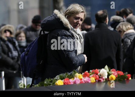 En deuil réagir lorsqu'ils déposent des fleurs au des miroirs d'eau à l'assemblée annuelle de la cérémonie du souvenir au Mémorial National du 11 septembre et Musée à l'occasion du 26e anniversaire de l'attentat contre le World Trade Center de 1993 qui a tué plus de 1 000 blessés et six sur 26 février 2019 dans la ville de New York. Dans le cadre de la cérémonie, les membres des familles des victimes lire à haute voix leurs noms et lieu roses à leurs noms sur le monument. Photo de John Angelillo/UPI Banque D'Images