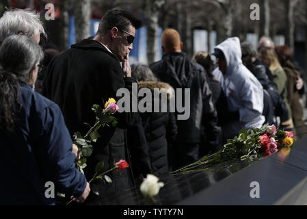 En deuil réagir lorsqu'ils déposent des fleurs au des miroirs d'eau à l'assemblée annuelle de la cérémonie du souvenir au Mémorial National du 11 septembre et Musée à l'occasion du 26e anniversaire de l'attentat contre le World Trade Center de 1993 qui a tué plus de 1 000 blessés et six sur 26 février 2019 dans la ville de New York. Dans le cadre de la cérémonie, les membres des familles des victimes lire à haute voix leurs noms et lieu roses à leurs noms sur le monument. Photo de John Angelillo/UPI Banque D'Images