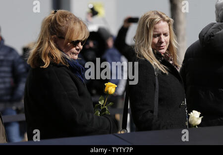 En deuil réagir lorsqu'ils déposent des fleurs au des miroirs d'eau à l'assemblée annuelle de la cérémonie du souvenir au Mémorial National du 11 septembre et Musée à l'occasion du 26e anniversaire de l'attentat contre le World Trade Center de 1993 qui a tué plus de 1 000 blessés et six sur 26 février 2019 dans la ville de New York. Dans le cadre de la cérémonie, les membres des familles des victimes lire à haute voix leurs noms et lieu roses à leurs noms sur le monument. Photo de John Angelillo/UPI Banque D'Images