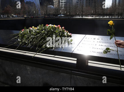 Déposer des fleurs de deuil à l'miroirs d'eau à l'assemblée annuelle de la cérémonie du souvenir au Mémorial National du 11 septembre et Musée à l'occasion du 26e anniversaire de l'attentat contre le World Trade Center de 1993 qui a tué plus de 1 000 blessés et six sur 26 février 2019 dans la ville de New York. Dans le cadre de la cérémonie, les membres des familles des victimes lire à haute voix leurs noms et lieu roses à leurs noms sur le monument. Photo de John Angelillo/UPI Banque D'Images