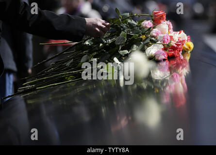 En deuil réagir lorsqu'ils déposent des fleurs au des miroirs d'eau à l'assemblée annuelle de la cérémonie du souvenir au Mémorial National du 11 septembre et Musée à l'occasion du 26e anniversaire de l'attentat contre le World Trade Center de 1993 qui a tué plus de 1 000 blessés et six sur 26 février 2019 dans la ville de New York. Dans le cadre de la cérémonie, les membres des familles des victimes lire à haute voix leurs noms et lieu roses à leurs noms sur le monument. Photo de John Angelillo/UPI Banque D'Images