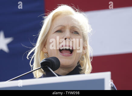 La sénatrice Kirsten Gillibrand parle lorsqu'elle lance officiellement sa campagne présidentielle sur Central Park West à New York City le 24 mars 2019. Le sénateur de New York, Kirsten Gillibrand a prononcé un discours dimanche en face de Trump International Hotel de lancer son offre pour l'investiture présidentielle démocratique après la course se joindre officiellement au début du mois. Photo de John Angelillo/UPI Banque D'Images