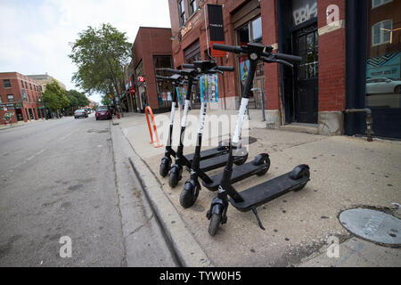 Location de scooters électriques d'oiseaux sur le trottoir de gauche à Chicago IL États-unis Banque D'Images