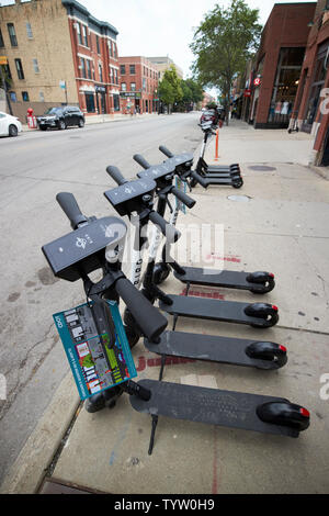 Location de scooters électriques d'oiseaux sur le trottoir de gauche à Chicago IL États-unis Banque D'Images