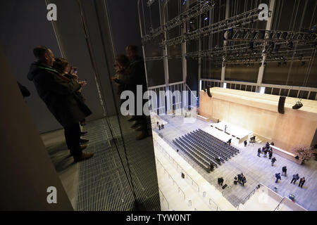 Le surround Meida McCourt Performance Space à un aperçu de la presse à l'intérieur de la remise, le nouveau centre d'art de Manhattan, à New York le 3 avril 2019. Le hangar des commissions, se développe, et présente des œuvres d'art originales, dans toutes les disciplines, pour tous les publics. Le shed's home, le bâtiment, est un Bloomberg structure mobile conçu par Diller Scofidio  + Renfro, architecte principal, et Rockwell Group, Architecte de collaboration. Engage à soutenir l'invention artistique et expériences créatrices au plus vaste auditoire possible, le hangar, dirigée par le directeur artistique et chef Alex Poots, est un nouvel espace Banque D'Images