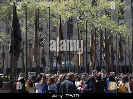 Drapeaux de toile ou Sans titre, 2019 par Ibrahim Mahama est exposée à un aperçu du média de la première sculpture frise à Rockefeller Center, une installation d'art public avec 20 sculptures de 14 artistes locaux et internationaux, le 25 avril 2019 à New York. Les sculptures de Nick Cave, Aaron Curry, Jose Davila, Walter de Maria, Rochelle Goshka Macuga, Goldberg, Ibrahim Mahama, Joan Miro, Paulo Nazareth, Jaume Plensa, Pedro Reyes, Kiki Smith, Sarah Sze, et Hank Willis Thomas sont en vedette dans les frises Sculpture à Rockefeller Center. Travaux publics apparaissent dans une variété de piscines intérieure et extérieure locat Banque D'Images