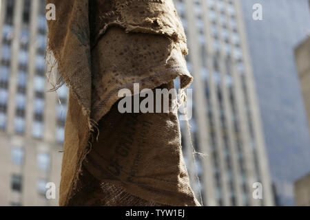 Drapeaux de toile ou Sans titre, 2019 par Ibrahim Mahama est exposée à un aperçu du média de la première sculpture frise à Rockefeller Center, une installation d'art public avec 20 sculptures de 14 artistes locaux et internationaux, le 25 avril 2019 à New York. Les sculptures de Nick Cave, Aaron Curry, Jose Davila, Walter de Maria, Rochelle Goshka Macuga, Goldberg, Ibrahim Mahama, Joan Miro, Paulo Nazareth, Jaume Plensa, Pedro Reyes, Kiki Smith, Sarah Sze, et Hank Willis Thomas sont en vedette dans les frises Sculpture à Rockefeller Center. Travaux publics apparaissent dans une variété de piscines intérieure et extérieure locat Banque D'Images