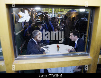 Le révérend Al Sharpton et le candidat démocrate Pete Buttigieg répondre à Sylvia's Restaurant à Harlem le 29 avril 2019 à New York. Rev. Sharpton a accueilli plusieurs candidats à Sylvia's au fil des ans, y compris le président Barack Obama en 2007 et Sen. Kamala Harris (D-CA) plus tôt cette année. Photo de John Angelillo/UPI Banque D'Images