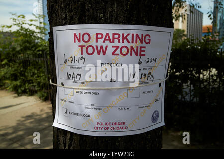 La police de Chicago, aucun stationnement temporaire de la zone de remorquage avis affiché sur un arbre à Chicago IL États-unis Banque D'Images