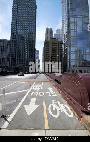 Pistes cyclables traversant le pont dans le centre de la ville de Chicago IL États-unis Banque D'Images