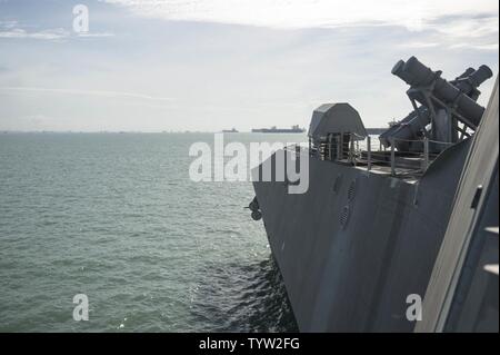 La base navale de Changi, Singapour (30 novembre 2016), USS Coronado (LCS 4) part de la base navale de Changi pour effectuer les essais en mer après une période de maintenance. En ce moment à tour de déploiement à l'appui de l'Asia-Pacific rééquilibrer, Coronado est un navire de guerre rapide et agile sur mesure pour patrouiller les eaux littorales de la région et travailler à coque coque avec des marines, partenaire fournissant 7e flotte avec les capacités flexibles dont elle a besoin maintenant et dans l'avenir. Banque D'Images